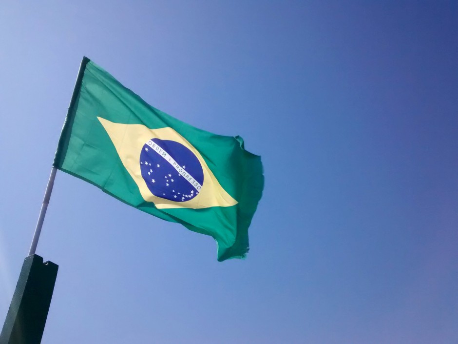 brazil-flag-flying.jpg