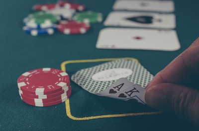 How Can Poker Sites and Online Casinos Gain and Maintain Players?