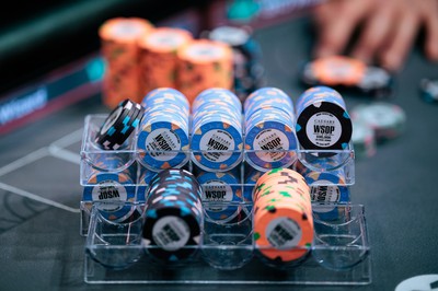 手机和电子设备在2025年WSOP最终阶段被禁止 - WSOP 2025强制禁止手机和电子设备,并引入了强制性的WSOP+注册,新的付款方式和简化的费用结构。 在2025 WSOP最终阶段禁止使用的电话和电子设备